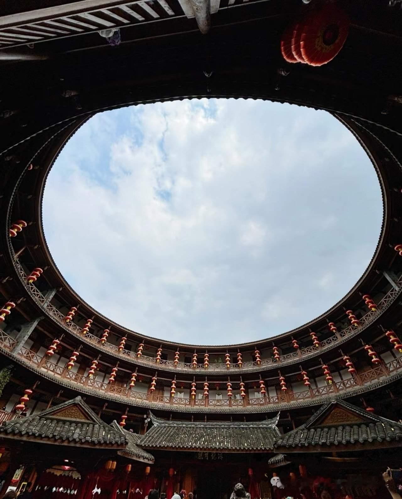 当大多数人逐渐步入退休的年纪时，刘晓庆却用她的行动告诉我们：人生的精彩，远远不止