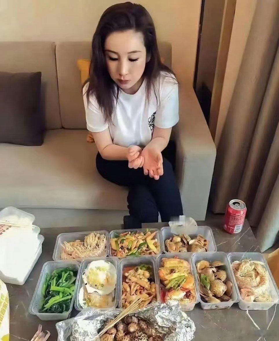 秦海璐这顿饭估计顶我10天工资了吧 