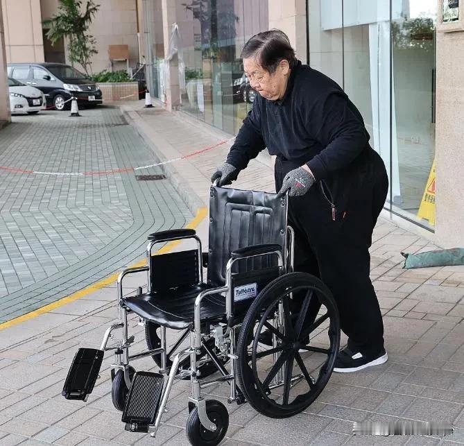 据香港娱乐媒体最新报道，早些时候，香港明星林伟在社交账号上与75岁的秦煌分享了他