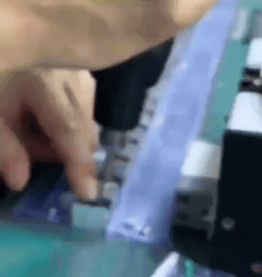 这一刻进厂打螺丝具象化了！
小伙记录在厂里打螺丝的过程，小伙打一颗螺丝0.015