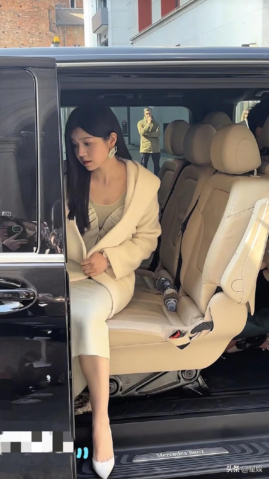 陈妍希米色套装