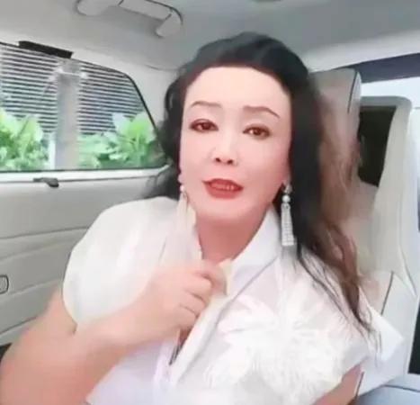 在那个风起云涌的午后，兰姐的怒火如同夏日里突如其来的雷暴，瞬间席卷了整个网络空间