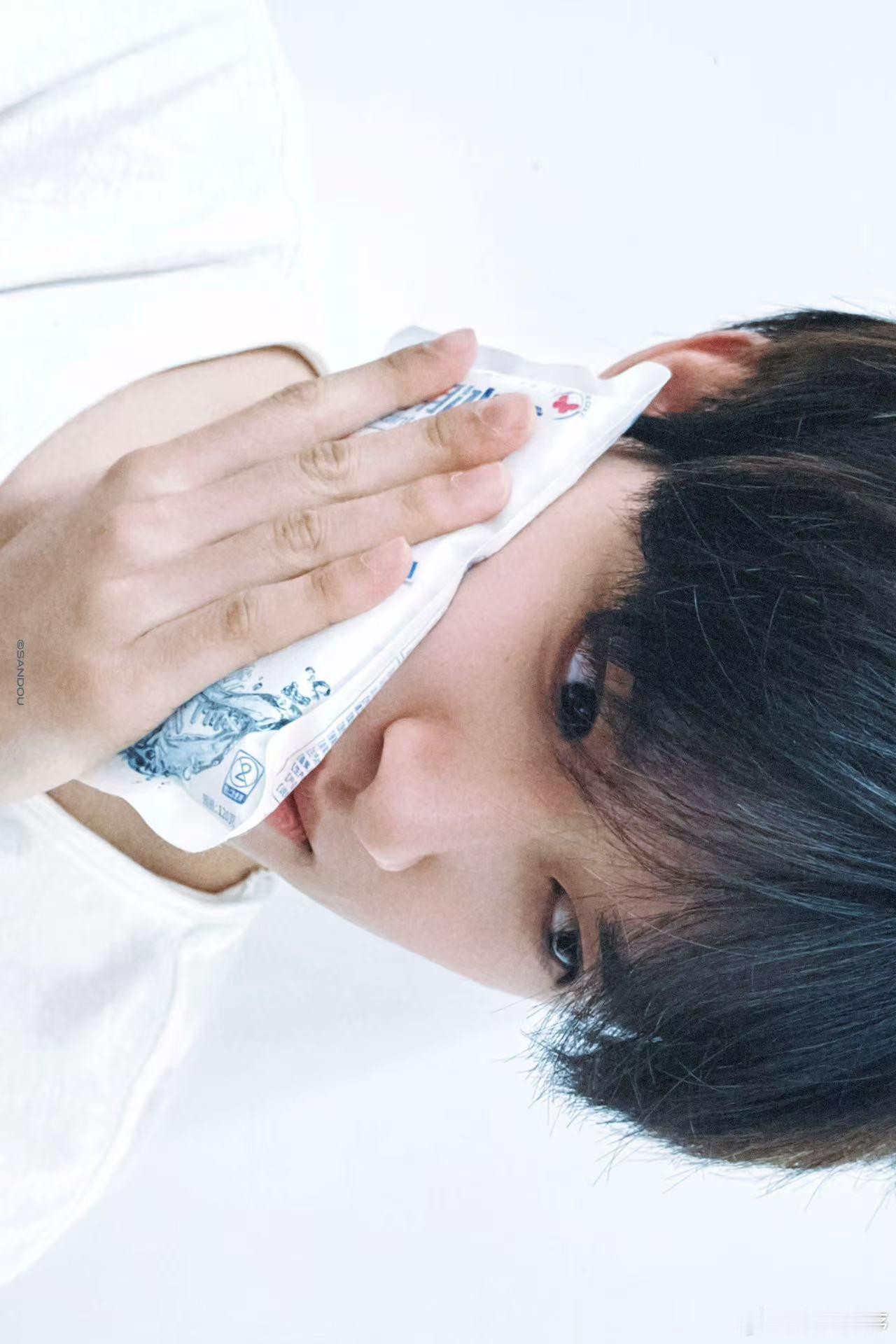 张极拔智齿了 还好恢复得很顺利，没有很肿，状态也在线，张极再坚持几天，就能正常吃