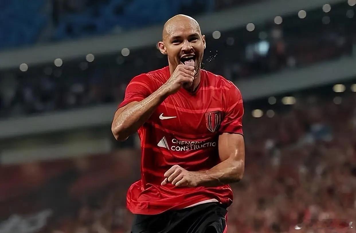 成都蓉城外援费利佩表示愿意入籍中国，但是，年龄是一道难以逾越的坎，时不我待……成