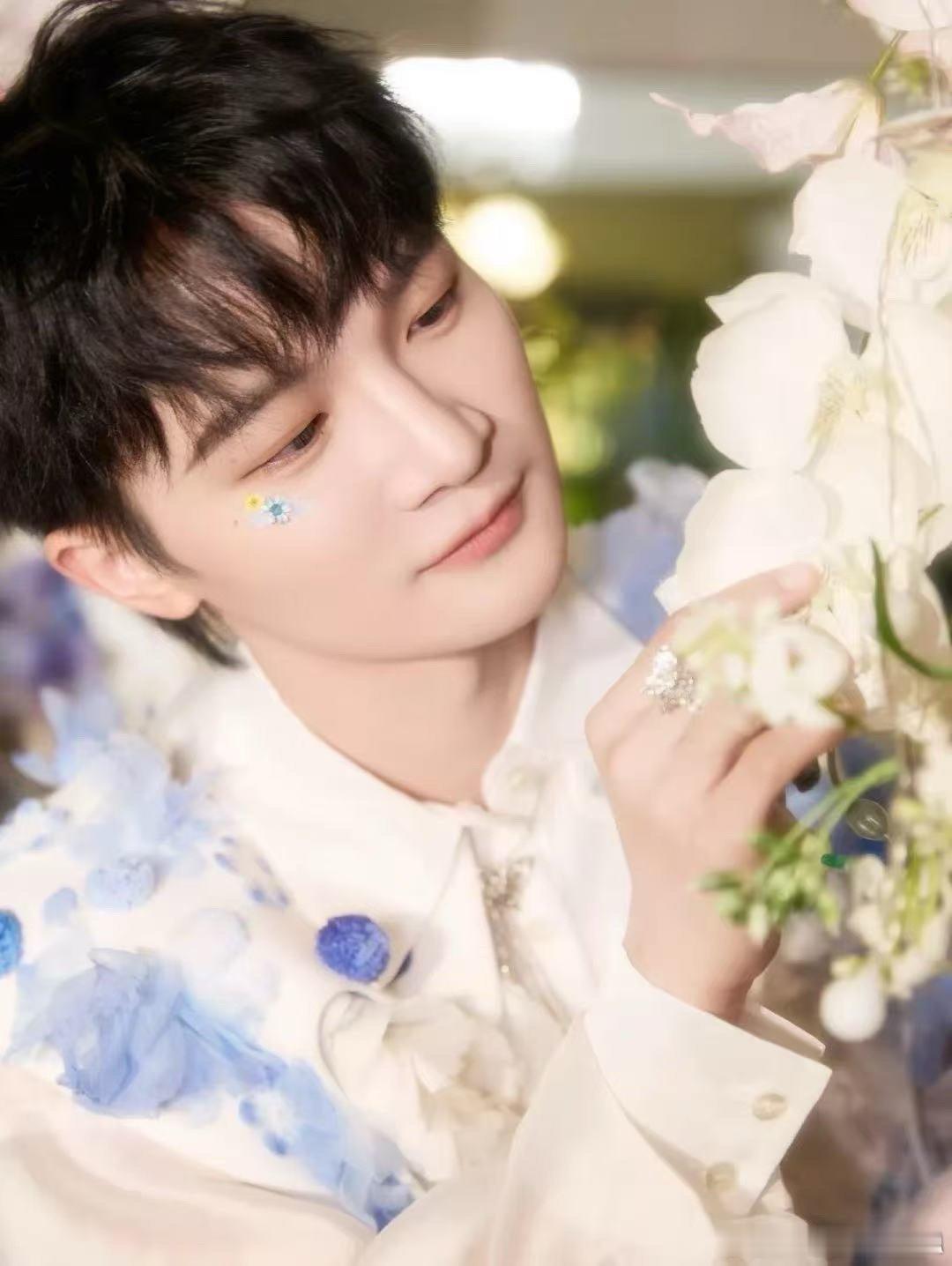 周深脱口而出肉麻了30秒 周深香港演唱会高能名场面！动情时喊出“你们是我的宝贝”