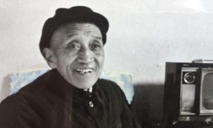 1953年，交换俘虏仪式，一位骨瘦如柴的男子向我方走来，他是志愿军60军180师