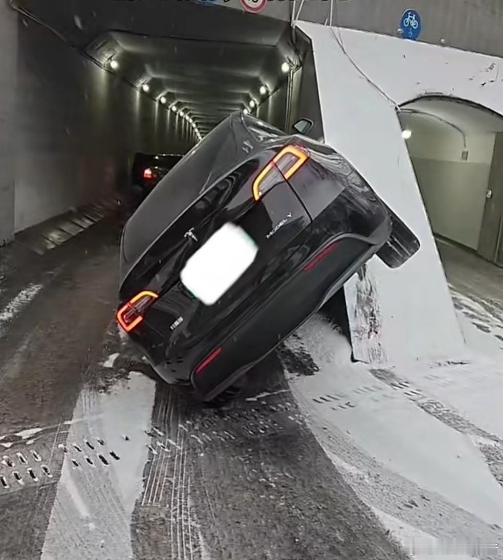 车主回应雪天把汽车开上墙 小心驶得万年船！南方雪天太少，没有驾驶经验，雪天路滑需