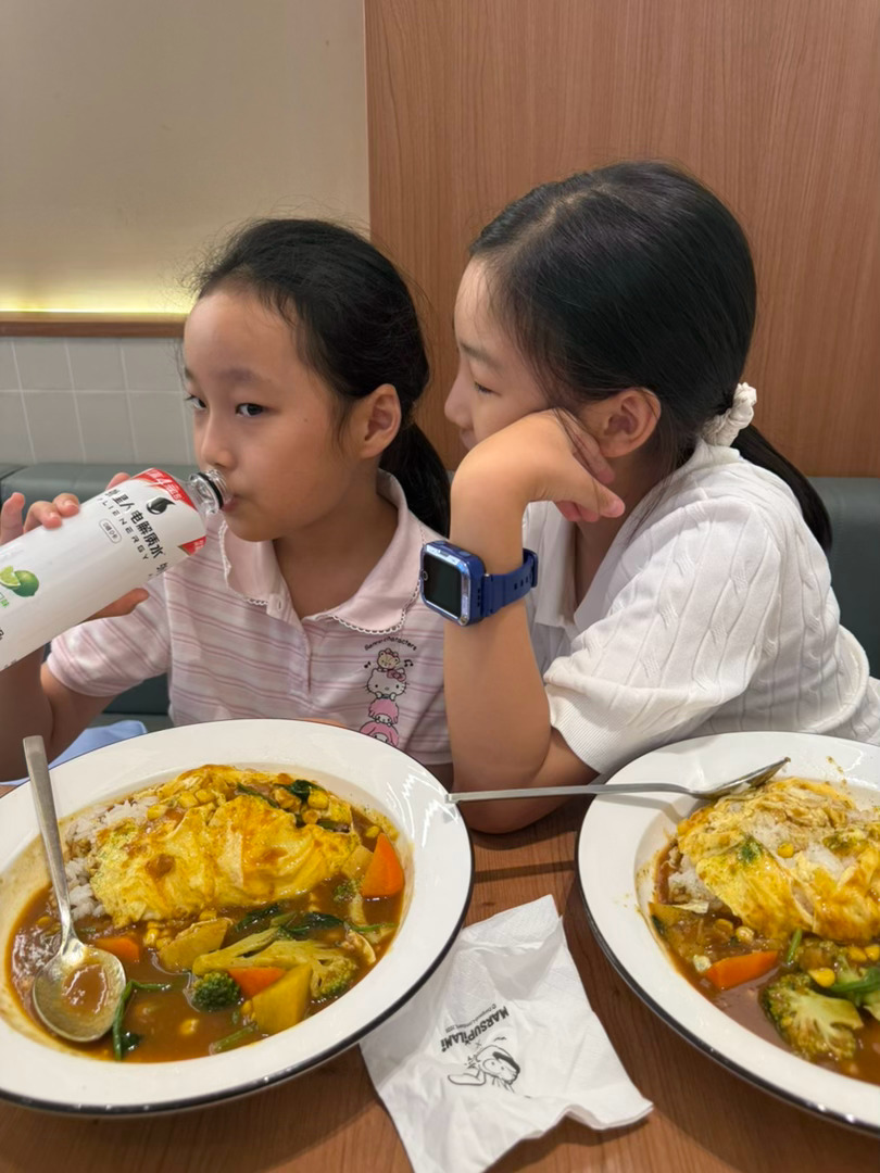 他们俩好多悄悄话说啊