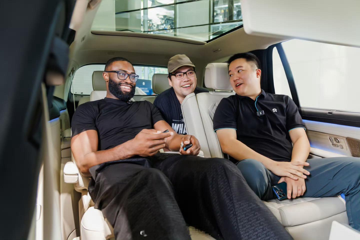 这是哪位NBA的球星，大家都认识吗？车呢，就是蔚来第三代全新ES8，内饰、空间自