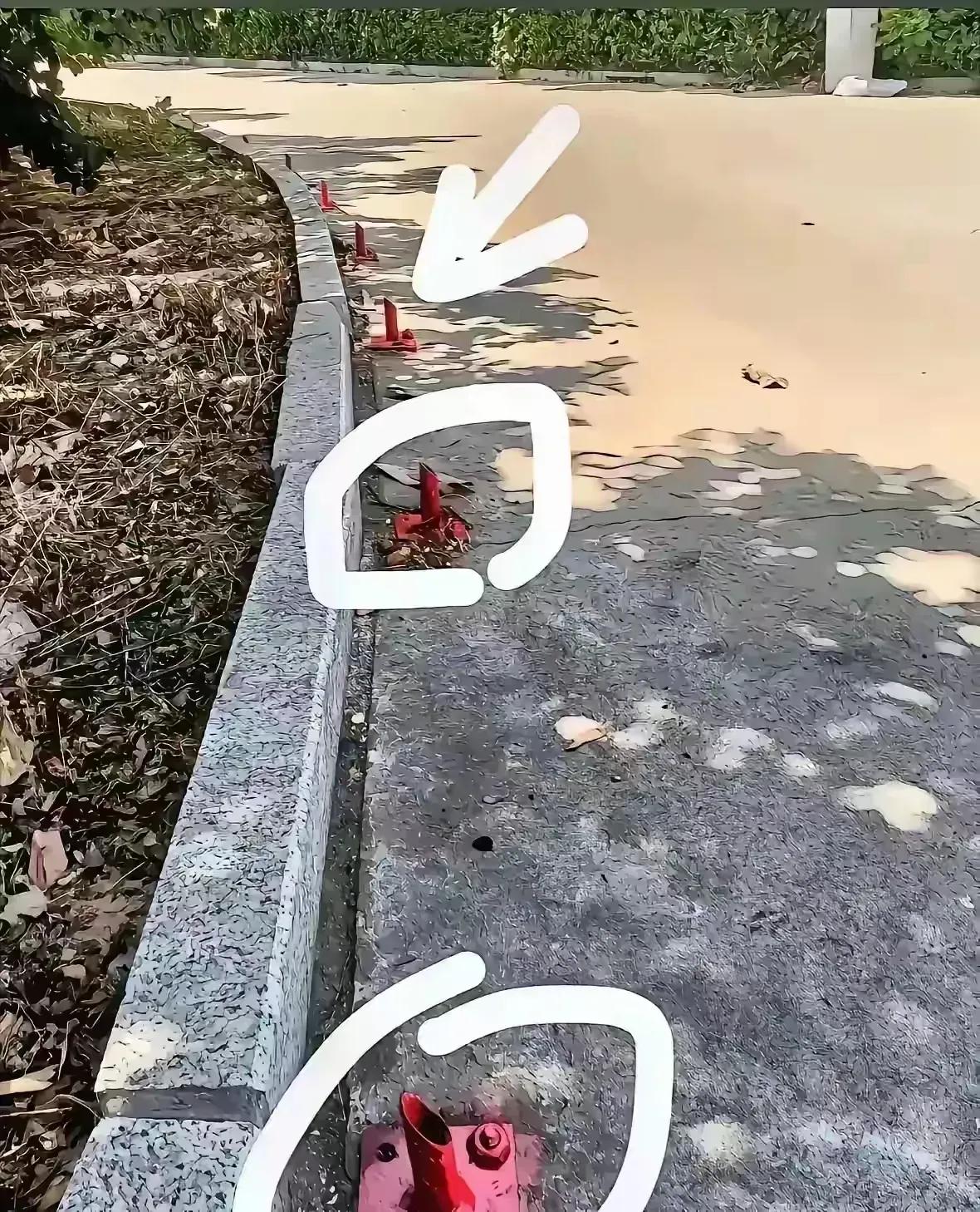 这是哪个小可爱设置的铁锥？我猜有两个作用，第一，可以防止有人把车停在小树林里。第