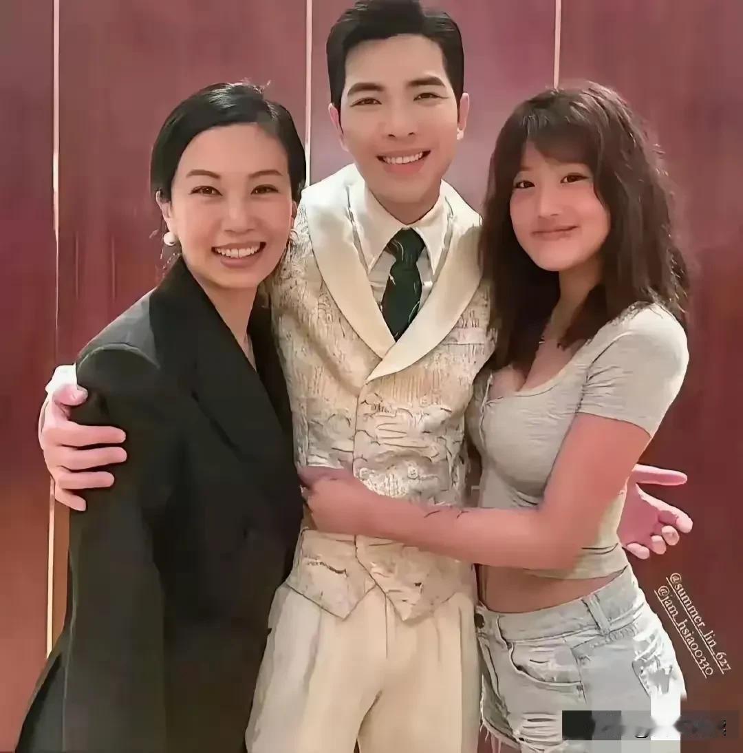 人生处处都是戏
好不好全靠演技

有人说他的手很绅士

可是他明明可以反过来
抱