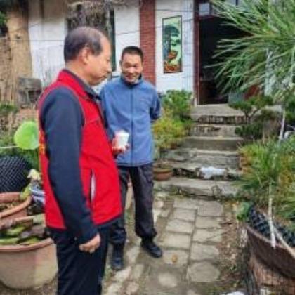 昨天是重阳节，我去杨斜镇一个农村参加活动，听到现场的村民说他们村有一家人，两个孩