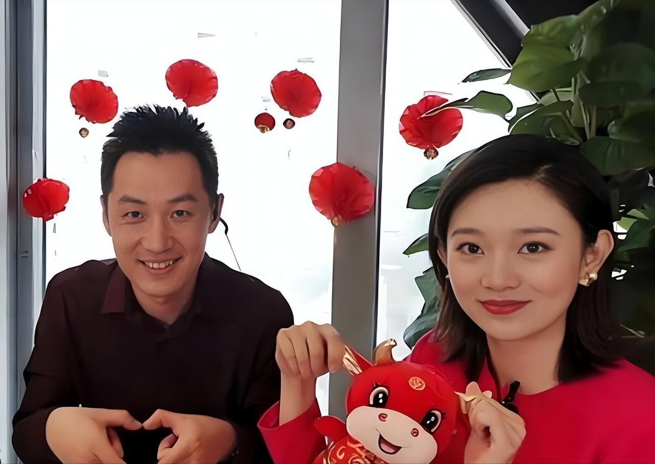 北大毕业的央视主持舒冬，把在《狂飙》里演女警的刘若清娶回了家。两人悄悄结婚11年