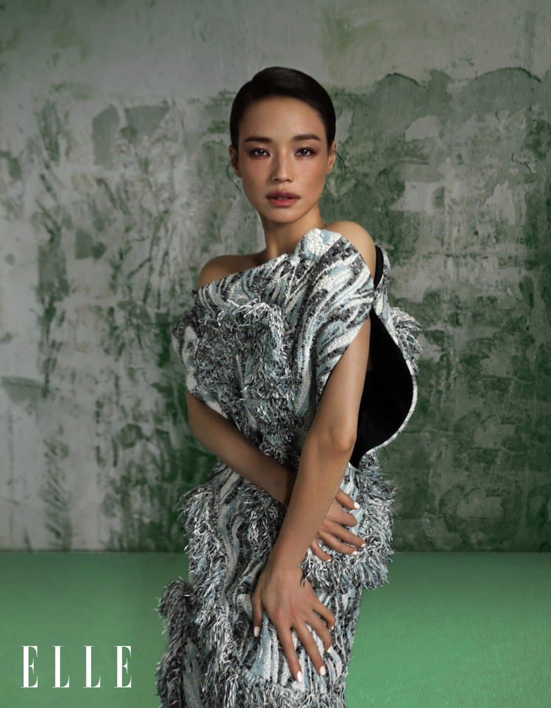 #ELLE三月刊舒淇春日开季封面# 登《ELLE》三月刊封面，身穿黄色缎面长裙优