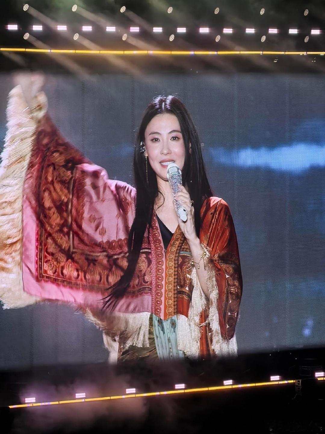 张柏芝演唱会状态本来冲着颜值去看现场，结果被张柏芝的歌声狠狠拿捏住了。张柏芝满4