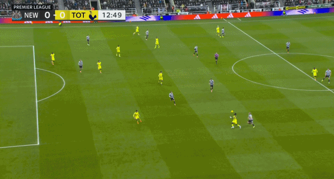 库杜斯本场第二次尝试玩花活被霍尔破坏直接形成反击，幸好纽卡中路包抄人不多，后点的