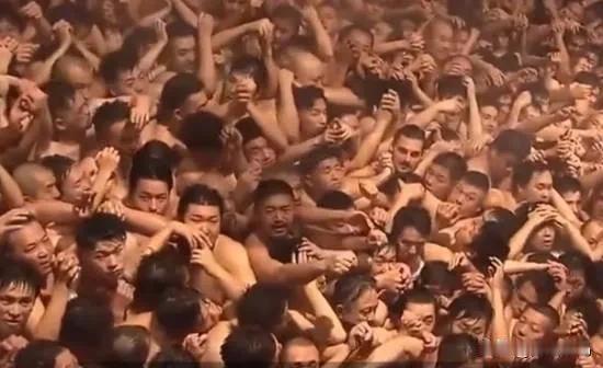 真是一个奇葩的民族！日本冈山裸祭闹上热搜，近万名男子仅着兜裆布在黑暗中疯抢木柱，