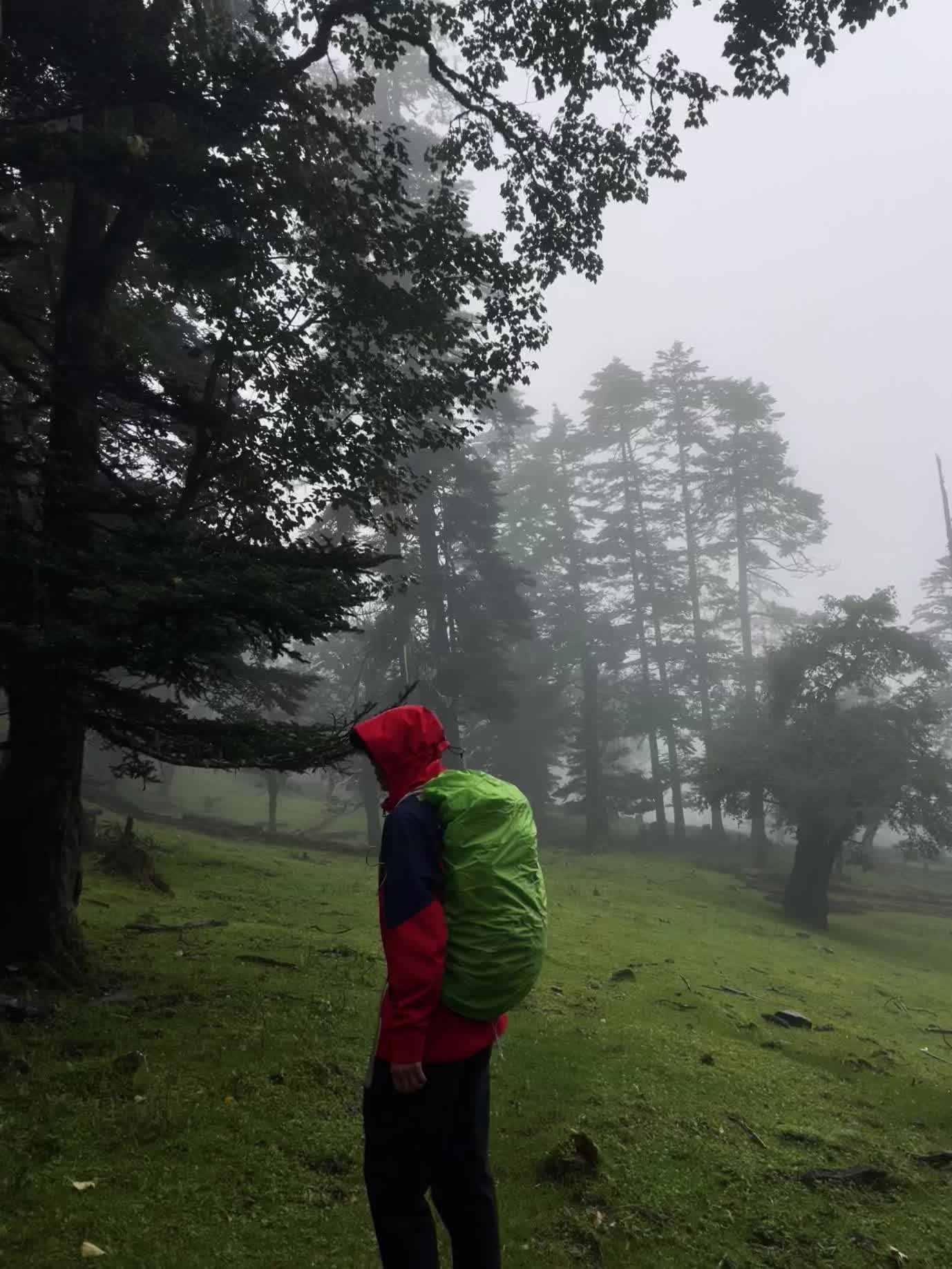 下雨天的哈巴雪山“黑海”徒步路线.