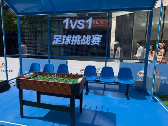 宿舍囤奶，支持东北超
周六跟室友去中街逛，正好赶上东北超和伊利的活动，挺大阵仗的
