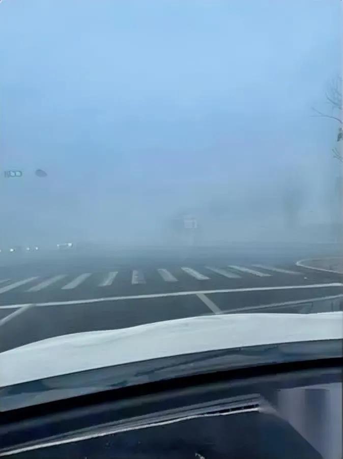 听到女儿哭着视频谈心

心揪紧了

原来新疆一场车祸，她闺蜜家7口人没了，三大四