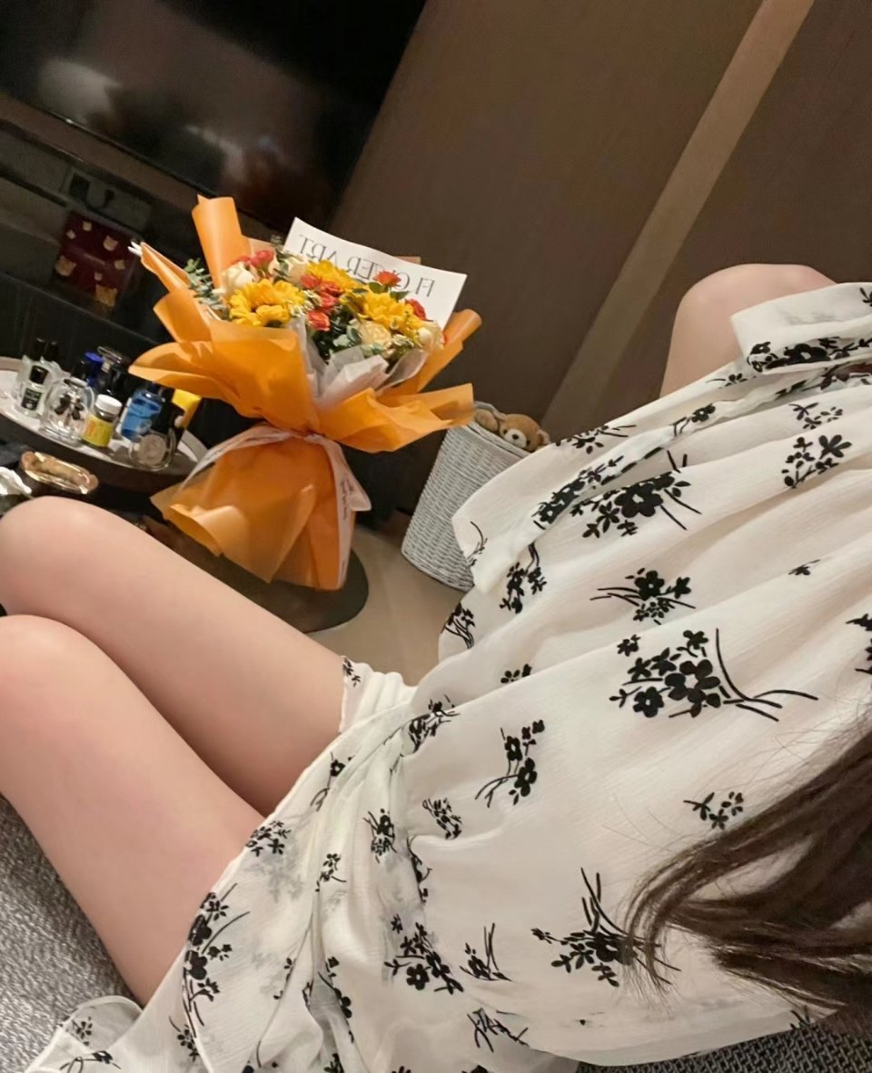 身边的朋友都开始以年单位的恋爱 她们都有了自己的标准答案 我开始好奇什么样的人才