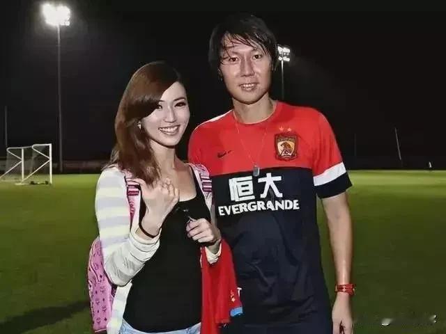 李铁老婆都跑国外不知道多少年了，聚少离多，自己花头肯定也不少，老婆基本把他当搞钱