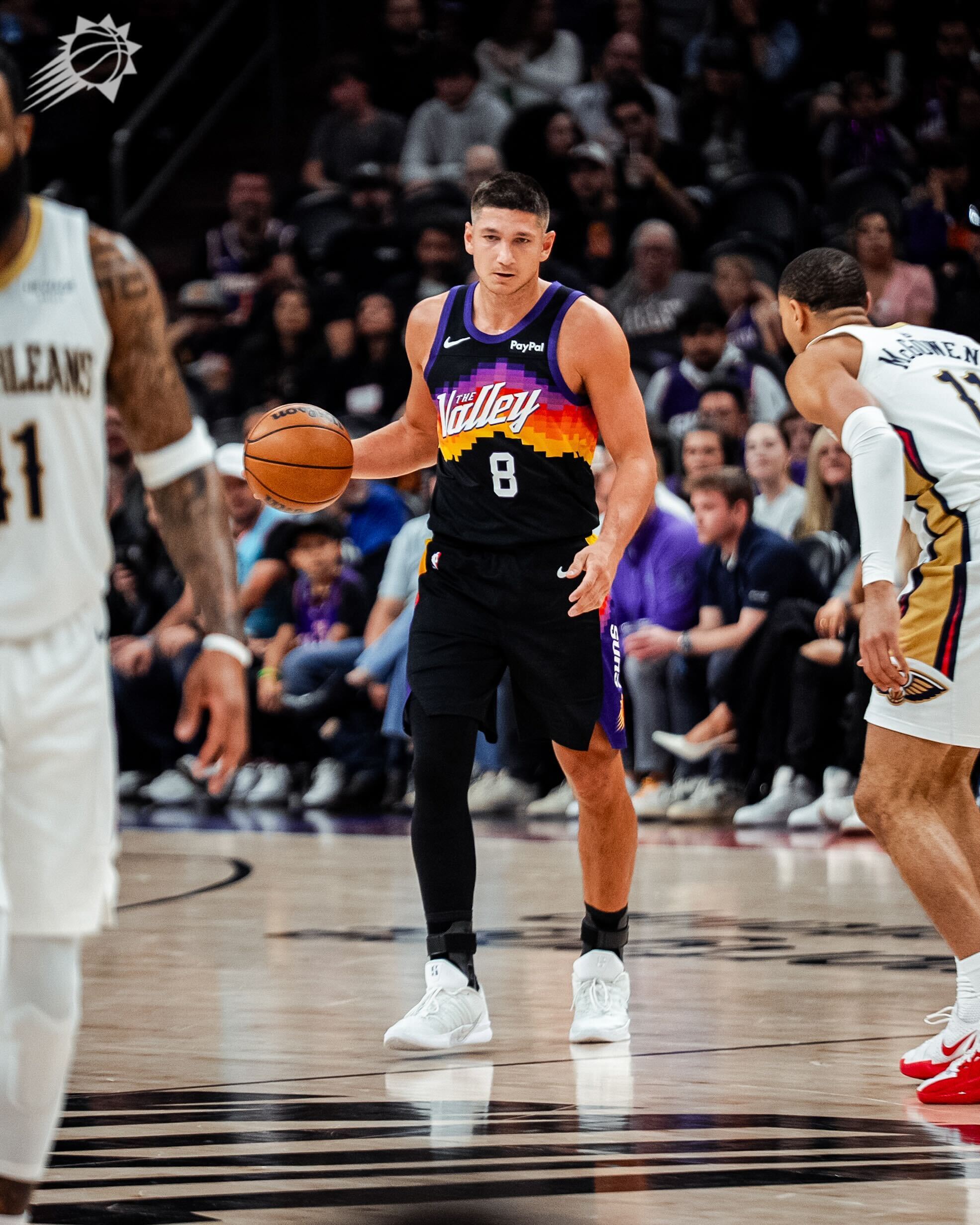 阿伦先是助攻伊戈达罗暴扣得手💥随后又命中底角三分👌33-31 鹈鹕叫停菲尼克