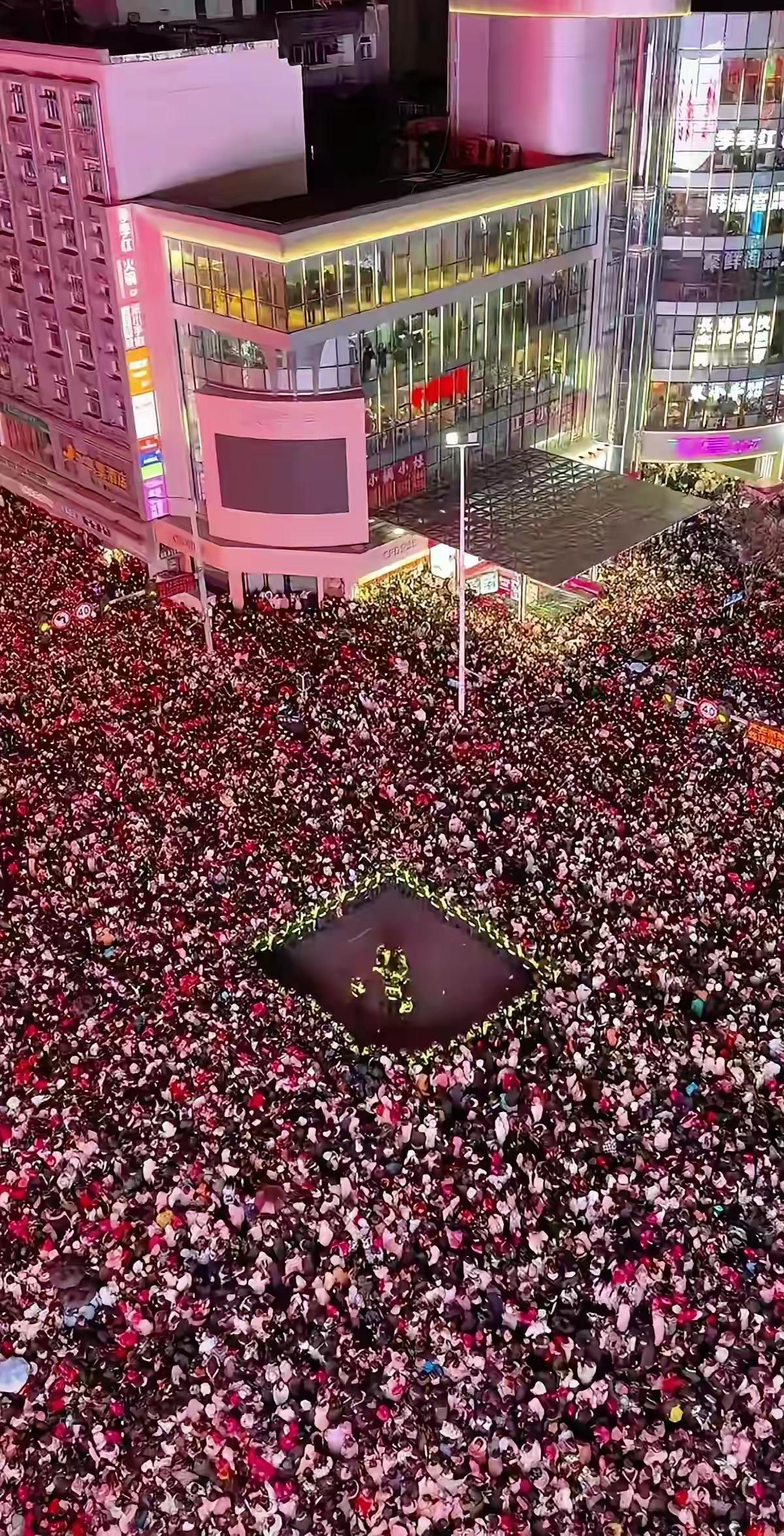 2026年国庆节期间
南昌市将继续举办烟花晚会
还有大型无人机表演秀！
南昌，欢