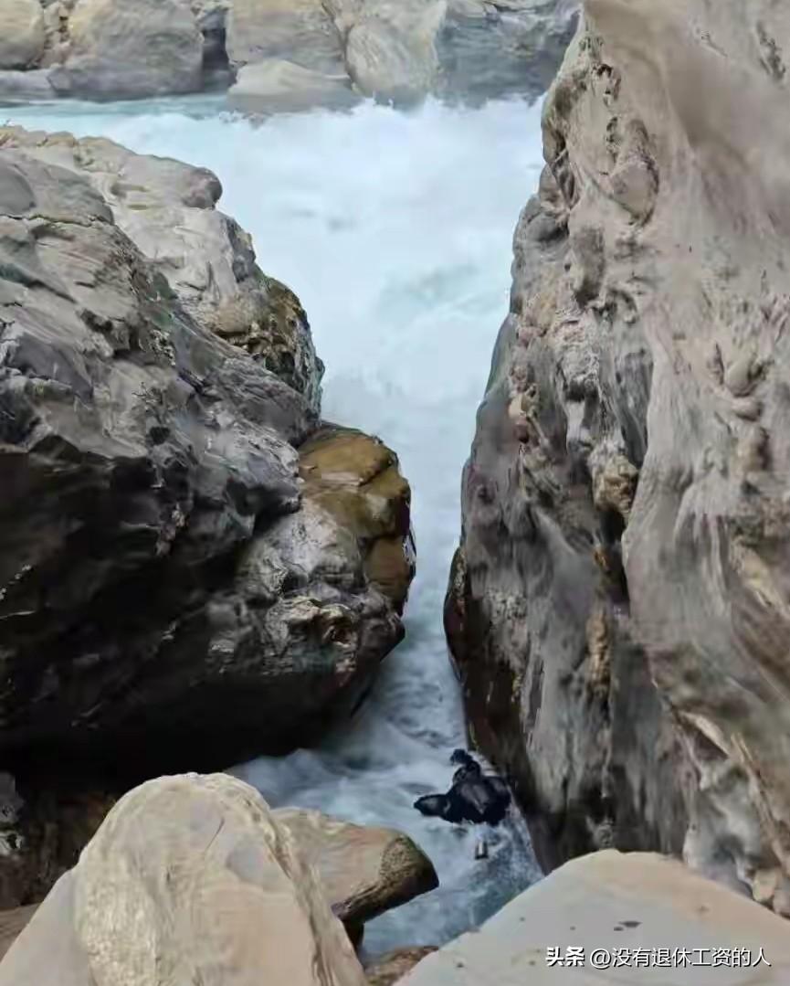 这个家属该有多绝望，明明看见亲人的遗体在那里，就是没有办法打捞上来，任他被江水冲