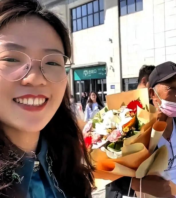 2018年，一山西姑娘，在北京地铁站为一陌生老人指路，并给了100多元现金。
没