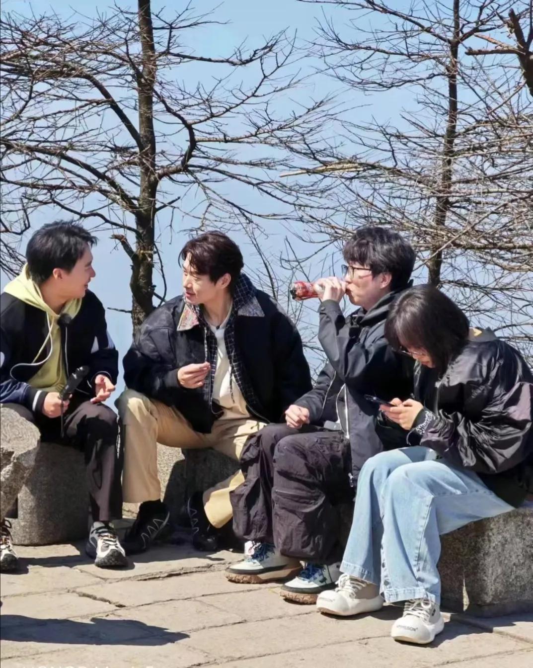 南岳衡山偶遇郭麒麟，魏大勋，毛不易，李雪琴，这样一对比魏大勋像开了小头特效！
魏