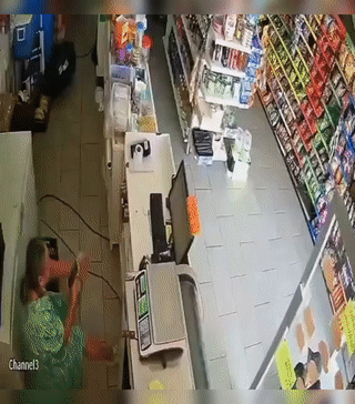 这是国外一家超市监控拍下的一幕。
一名男子竟然在店员眼皮底下偷盗超市货架上的商品