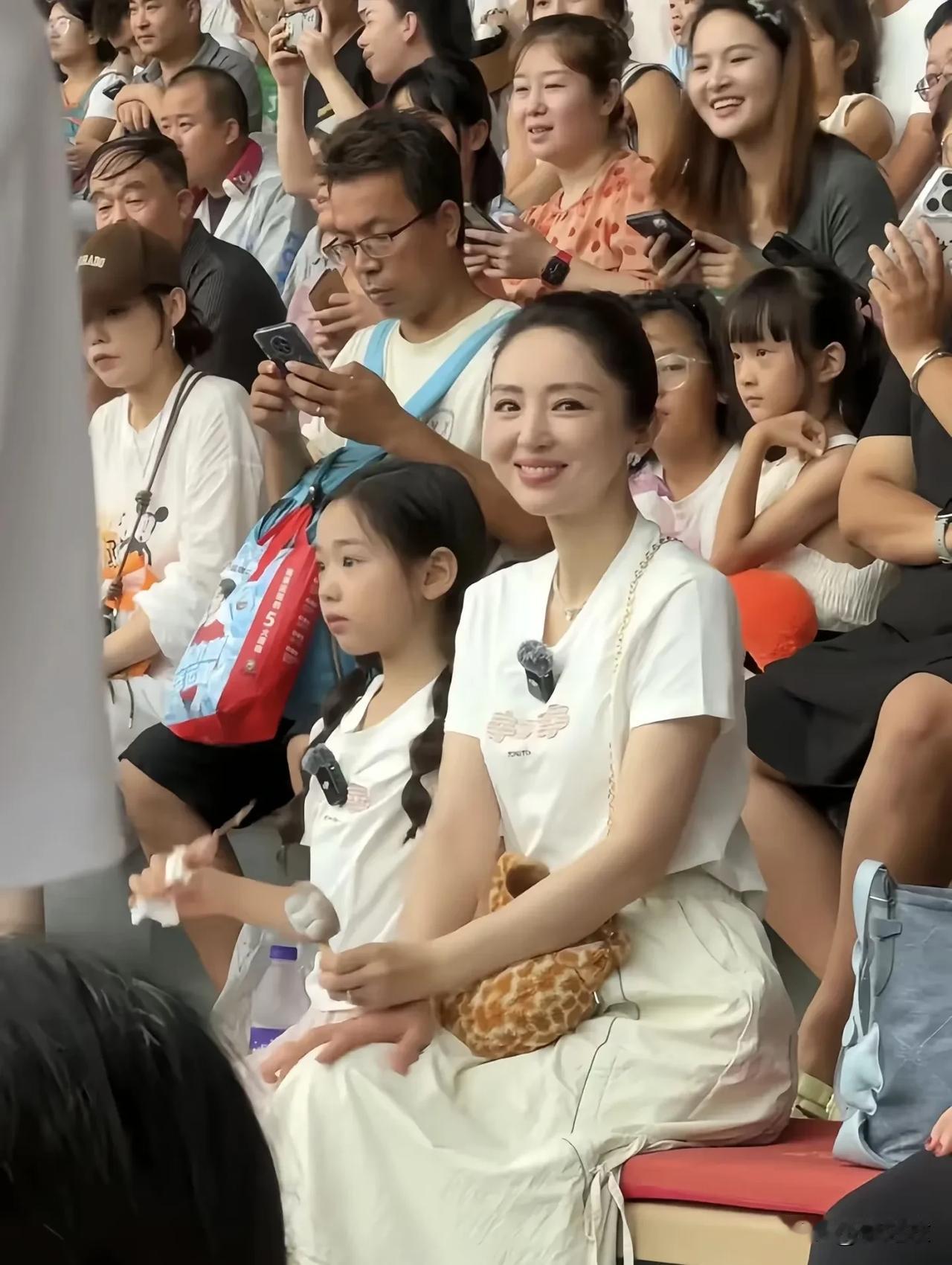 董璇容易相信别人又很冲动，第一段婚姻是在一起半年就结婚，现在这个一个月就闪婚了。