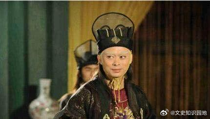 历史 1607 年，一位太监离世，文武百官身着素衣集体送葬，送葬队伍将道路堵得水