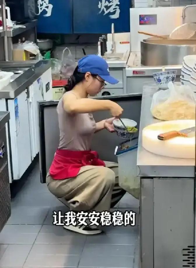 "这个女的火了！"无锡，18岁女孩暑假在鲜汤牛肉店打工，谈好月薪3000。暴雨夜