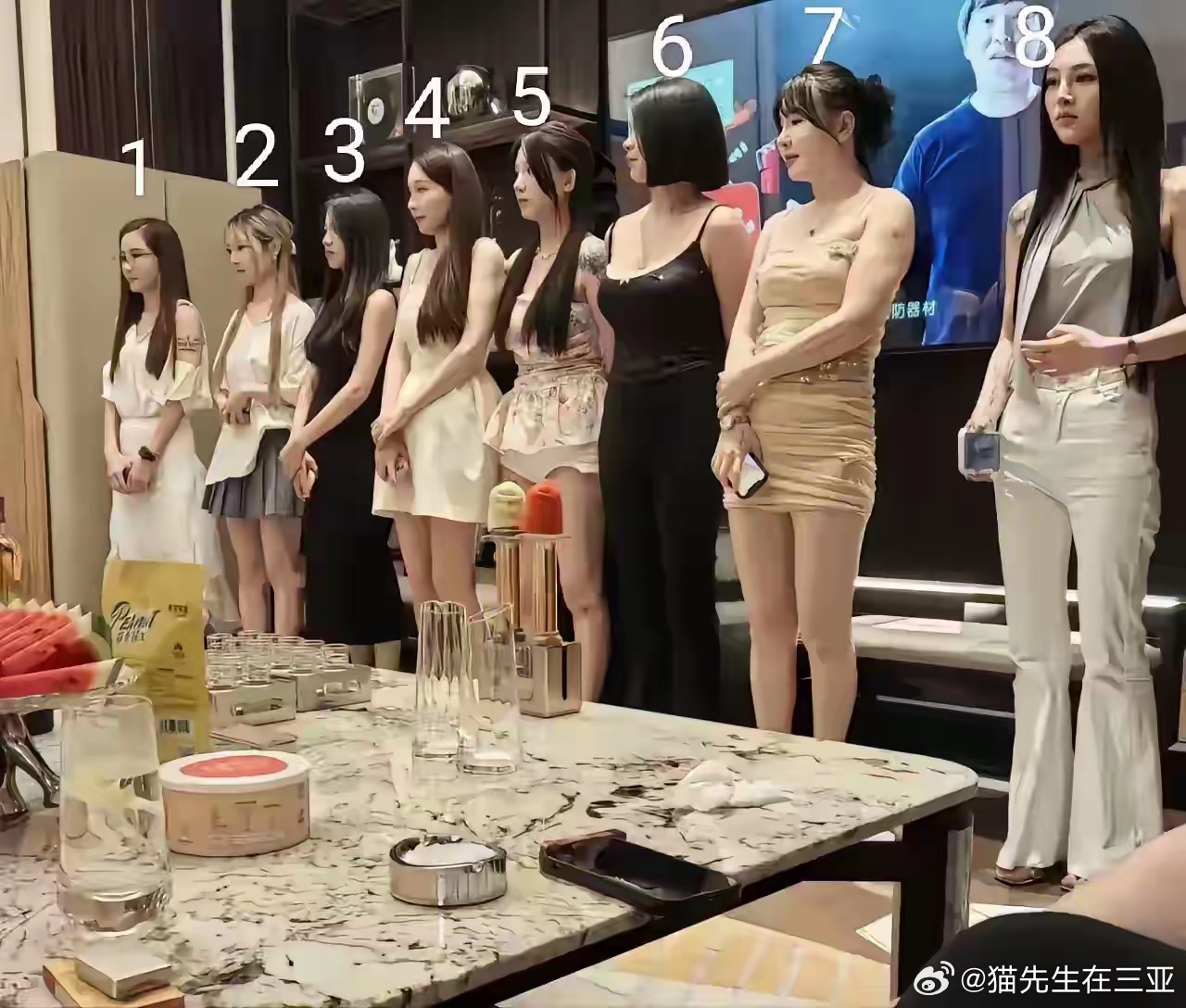 昨晚请客户去商K唱歌换了好几波也没有相中的现在客户太挑剔了。 ​​​