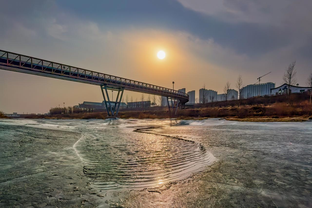 《伊通河·春步款款》
年味未淡，春风转柔。再临伊通河畔，不过三日光景，春的脚步早