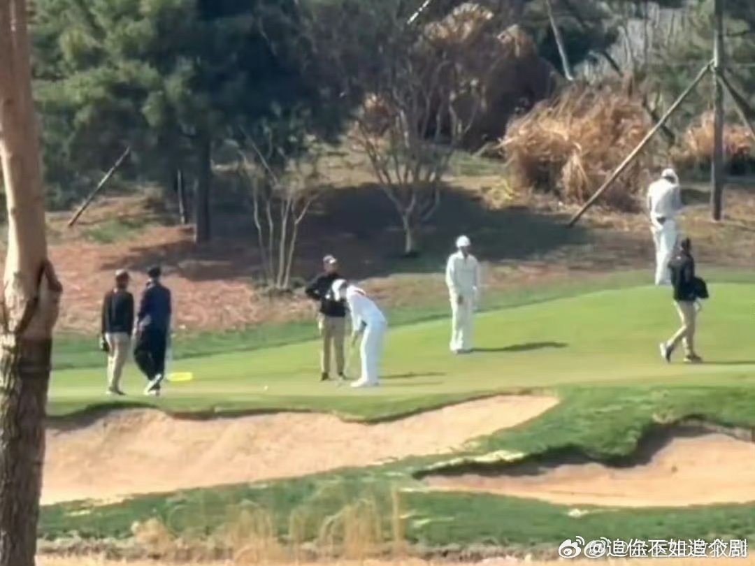 张杰怎么有这么高的精力 张杰不累我累了顶配舞美走心打造，高燃舞台搭配超强体力，每