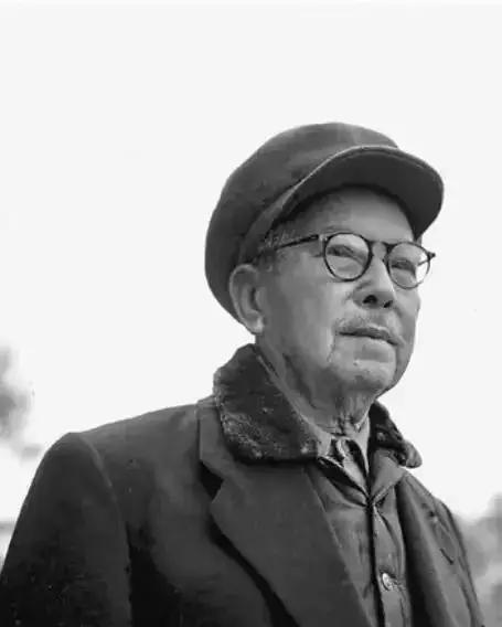 易中天先生斩获的"南强杰出贡献奖"，来自他所任教的厦门大学，而厦门大学的创立者就