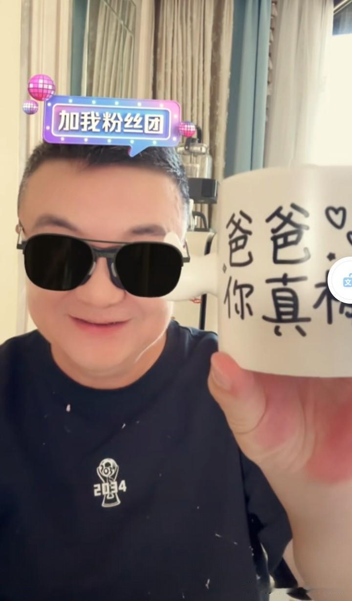 董路回京，四岁儿子送：爸爸你真棒！从巴西回国飞机落地董路第一时间不是回家，马上进