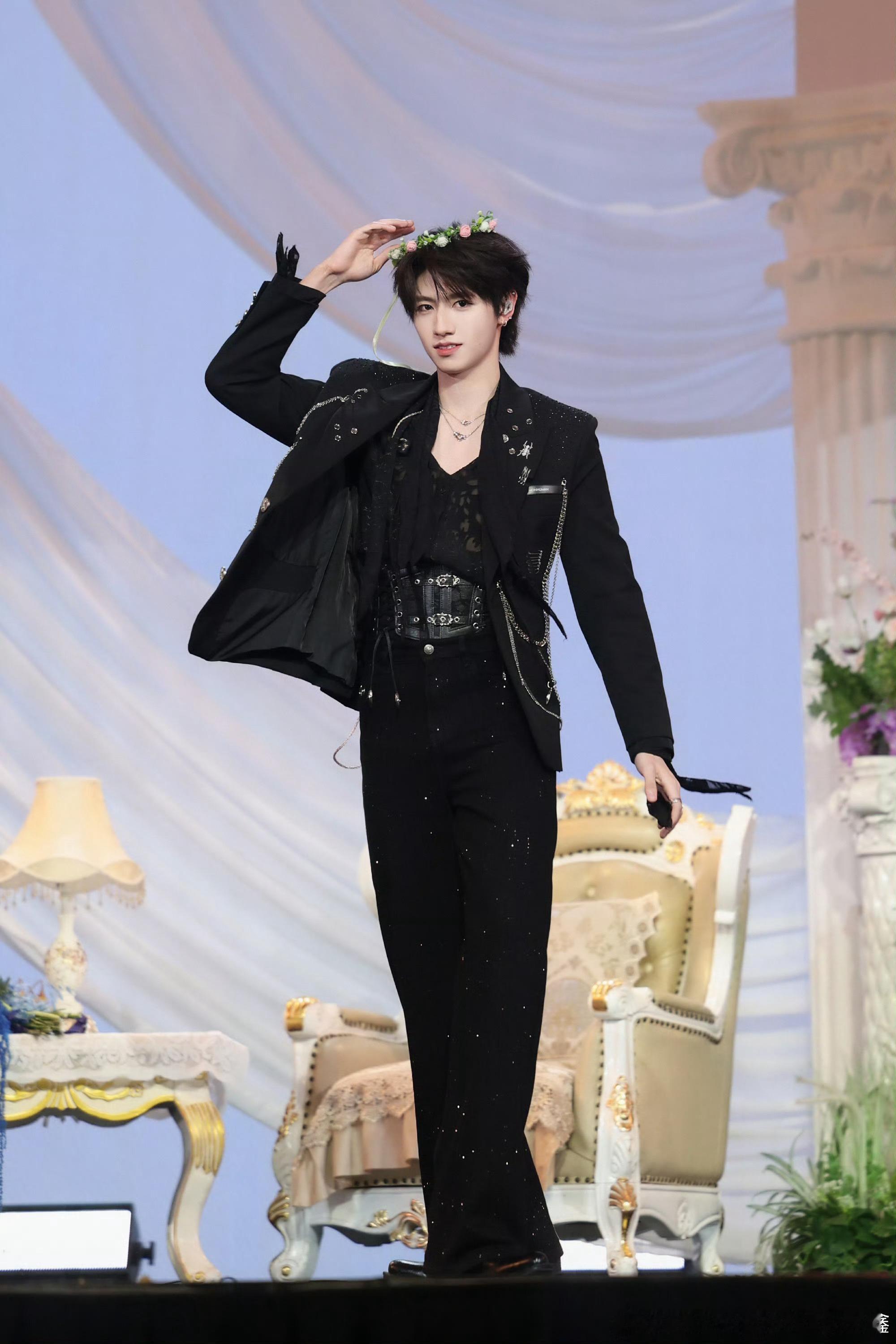 朱志鑫结束彩排就来找粉丝了朱志鑫说热的想去游泳彩排间隙贴心和粉丝互动，吐槽天气炎