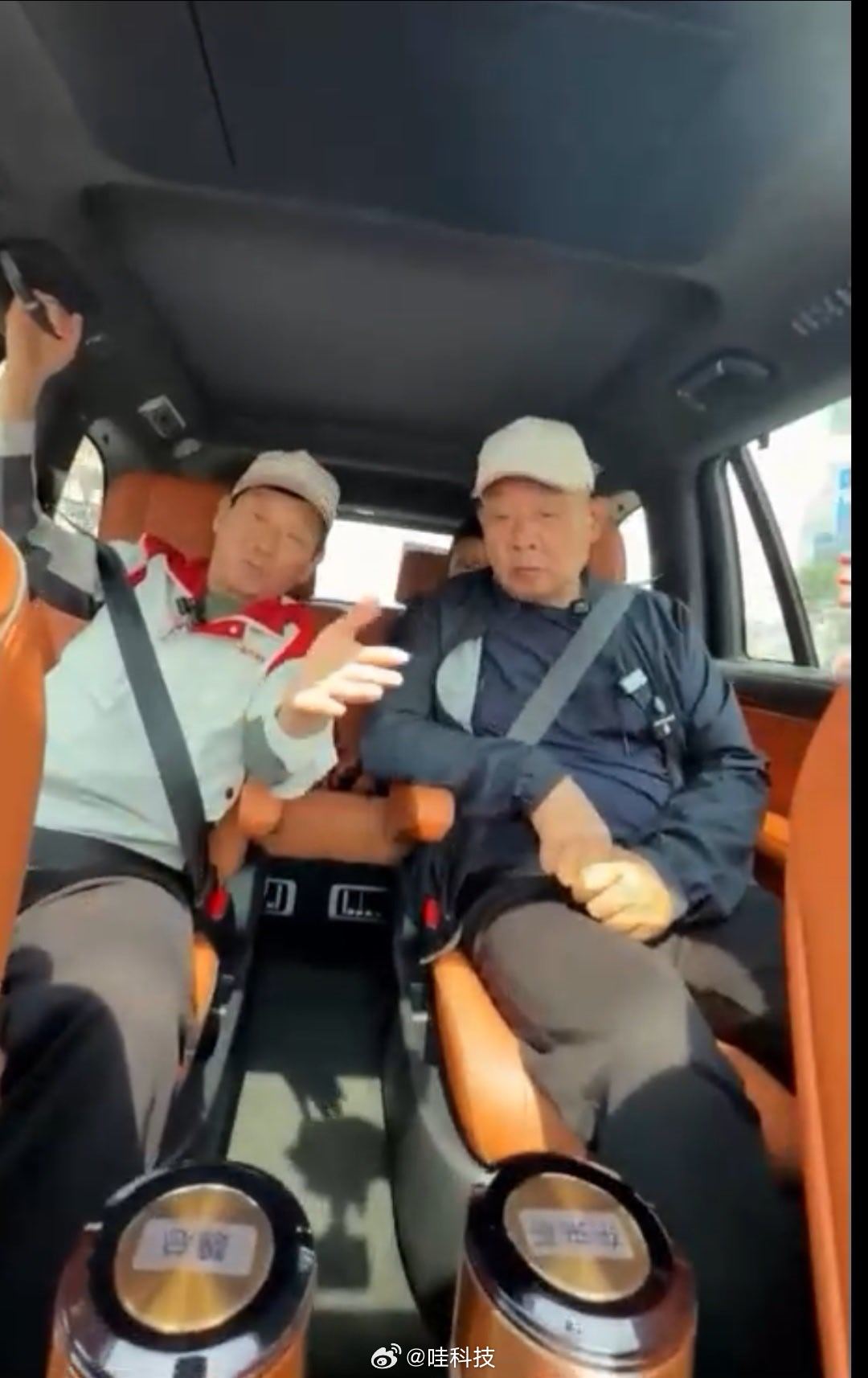 看了于东来和魏建军坐在一起聊天，没有高调口号，全是实在话。一个用心做服务，一个用