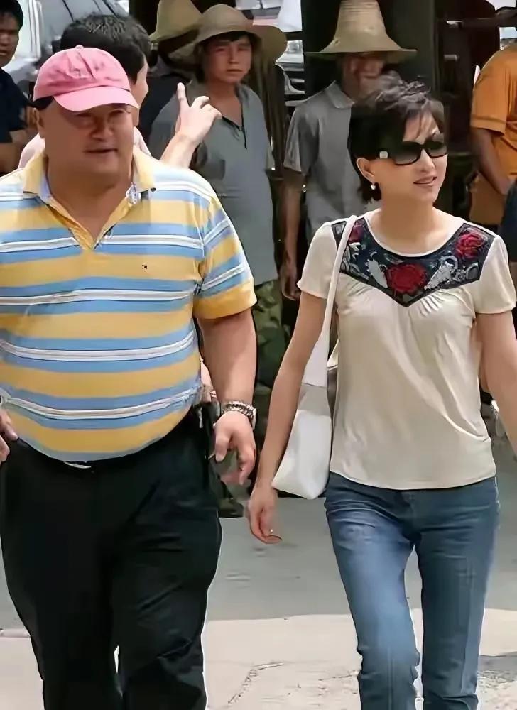 杨澜和老公手拉手走过来，看看老公身材多魁梧，能把杨澜装下，杨澜太瘦小了。