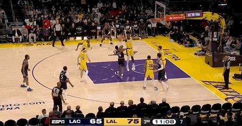 近在咫尺的底线裁判果断把球权给了快船，没有一点点犹豫！湖人挑战，球权给湖人！ 