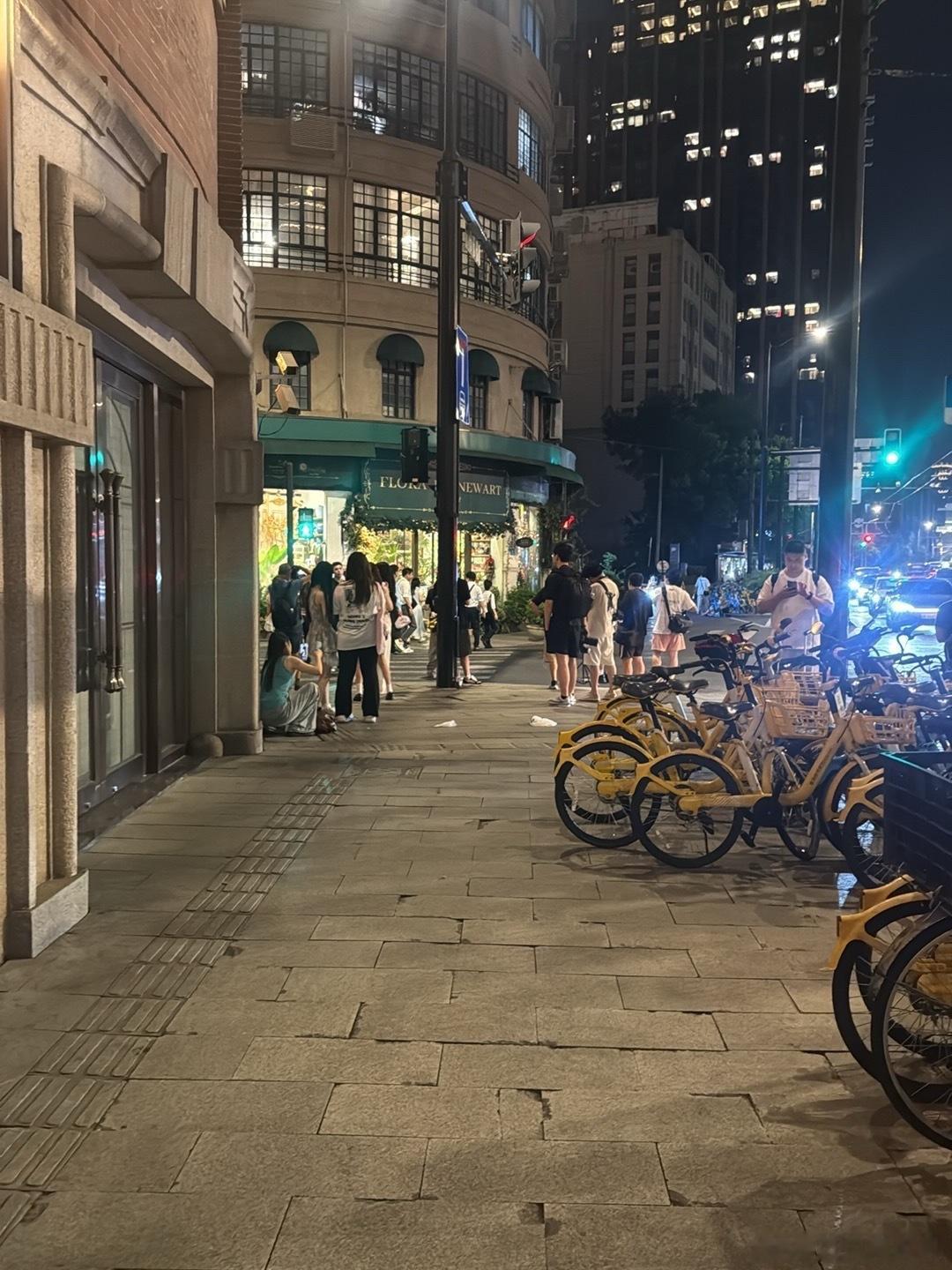 今天拍完广告去外滩逛这个花店被街拍了他给我看账号有90w粉丝一直夸我像IU像田曦