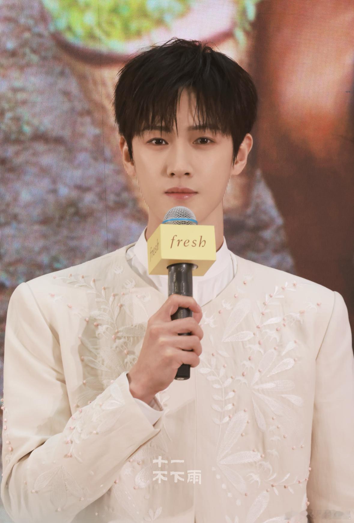 李昀锐纯白刺绣套装李昀锐新中式白色套装装 帅帅的很安心 