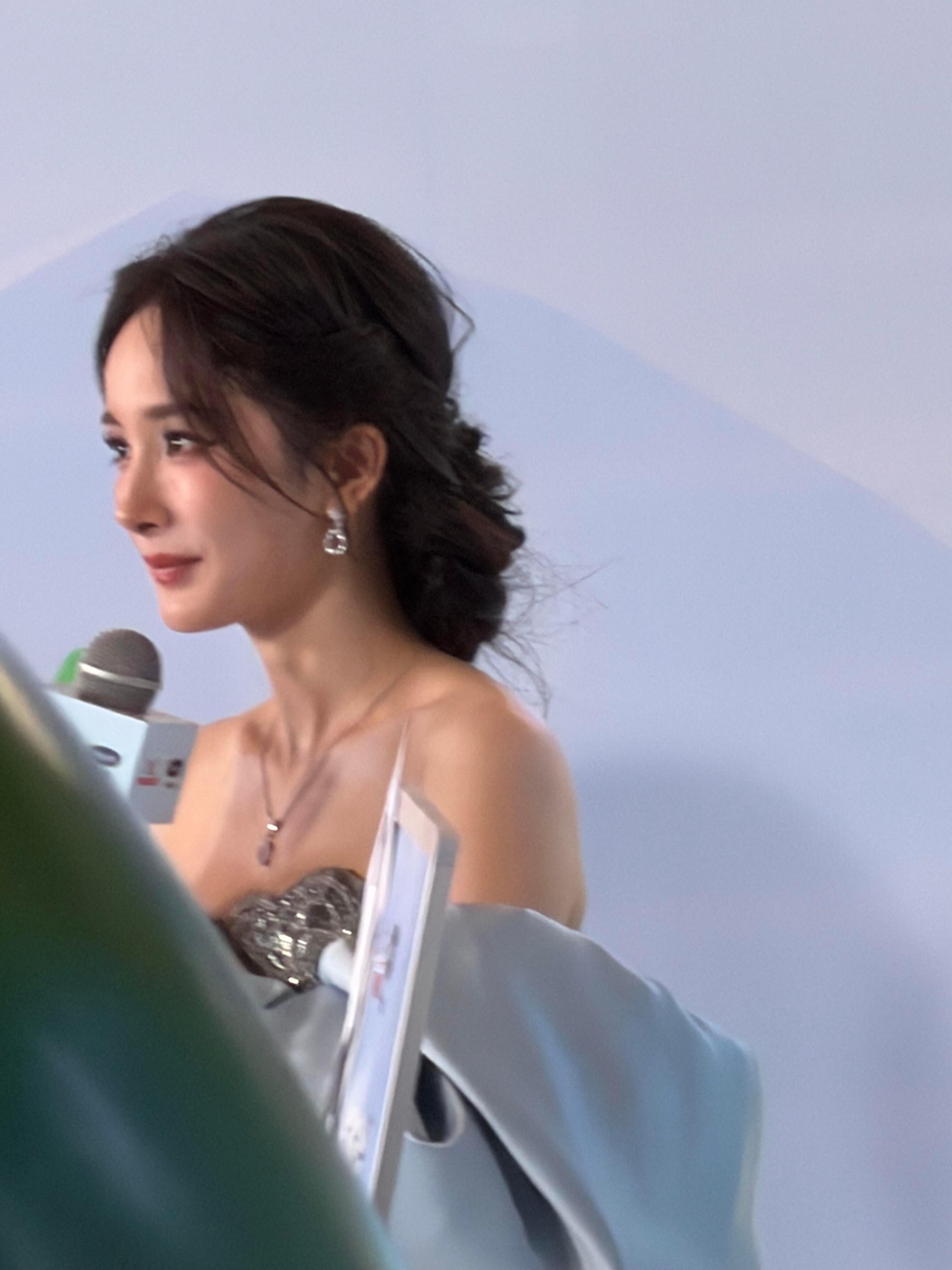 今天你也见到了喜欢十多年的她吗杨幂蓝裙低盘发造型