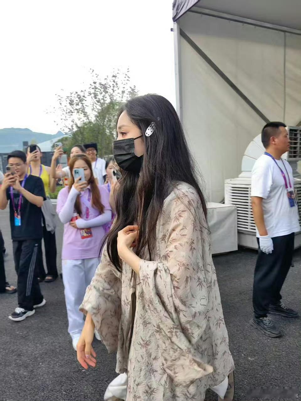 杨幂上合电影节上班挺好的 ​​​