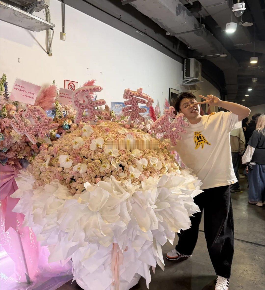 杜海涛现身谢娜演唱会，看得出来俩人感情是真亲近，相处久了早就像家人一样。李维嘉、