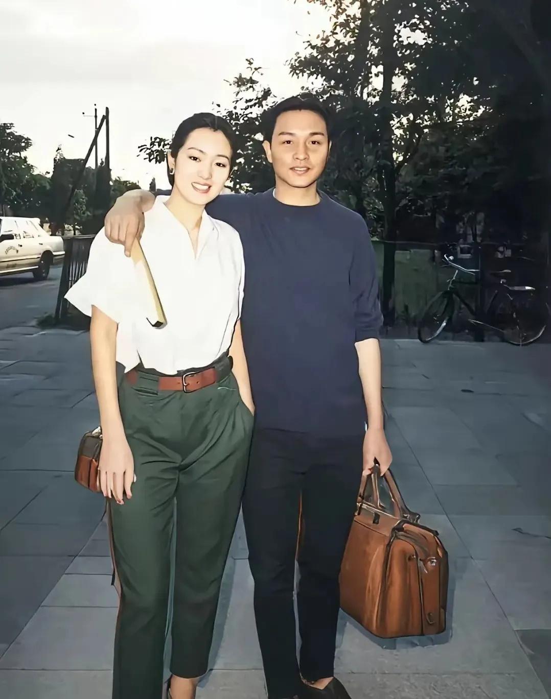 巩俐当年好美呀，她旁边那个帅哥是谁，感觉好眼熟，是张国荣吗？